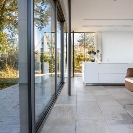 Wohnbereich mit gefliestem Boden nahe der Terrassentür