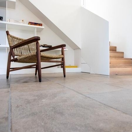 Gefliester Boden nahe einer Holztreppe