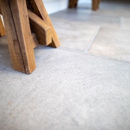 Großaufnahme einer Bodenfliese in Stein-Optik